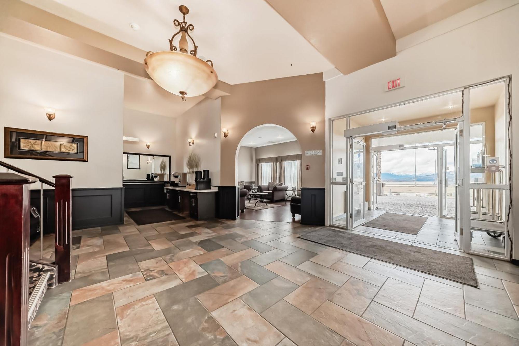 Grande Cache Inn & Suites Esterno foto