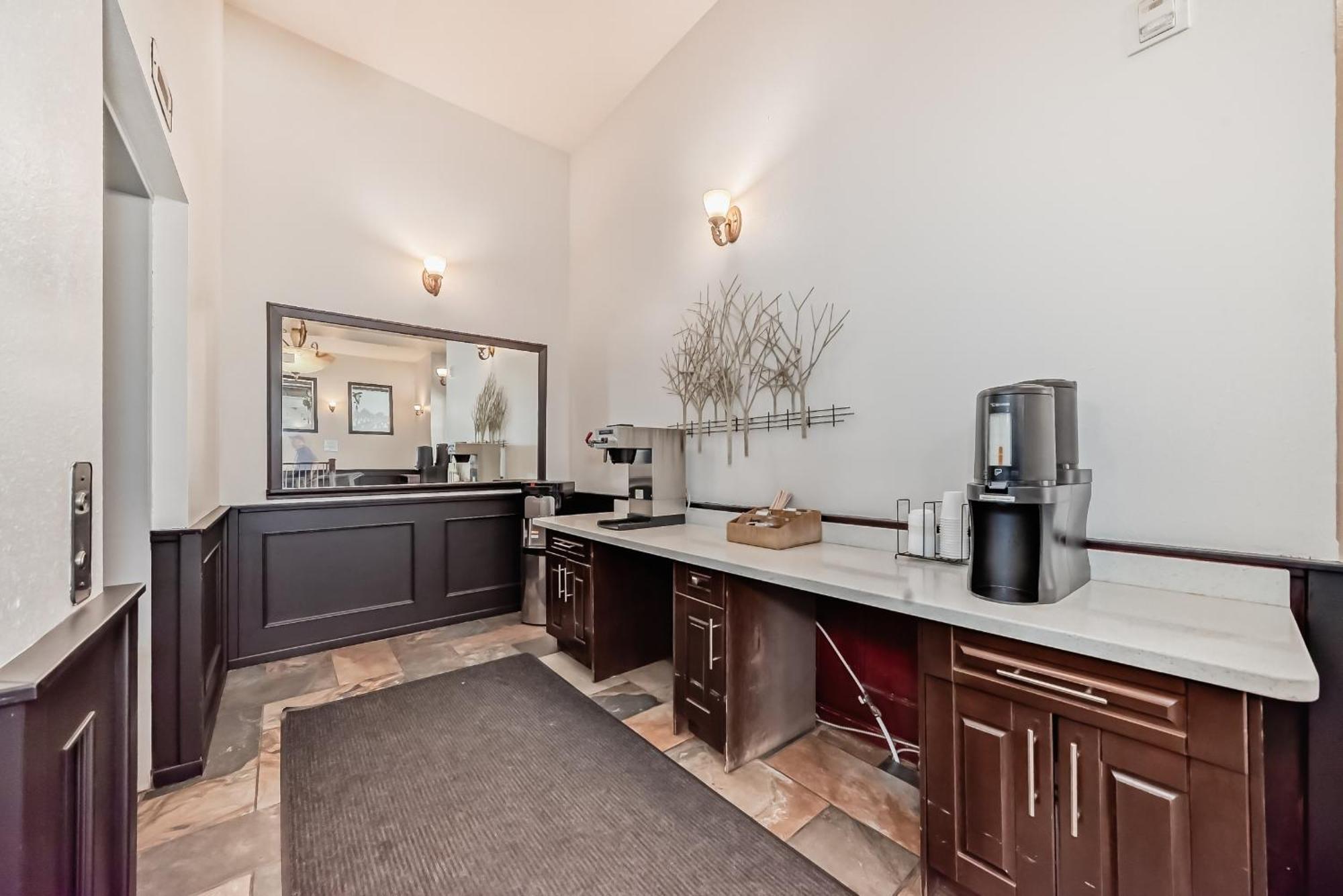 Grande Cache Inn & Suites Esterno foto